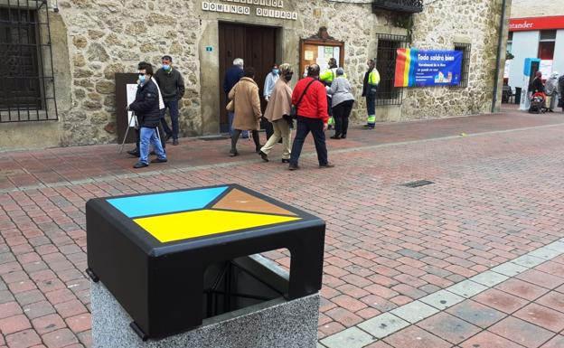 Las primeras papeleras selectivas se reparten por el centro urbano