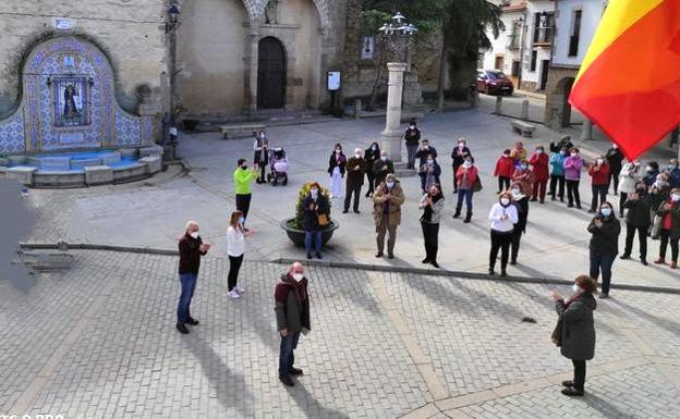 Vecinos de Peraleda despiden con aplausos a su enfermero durante 39 años, Antonio López Rufo, al jubilarse