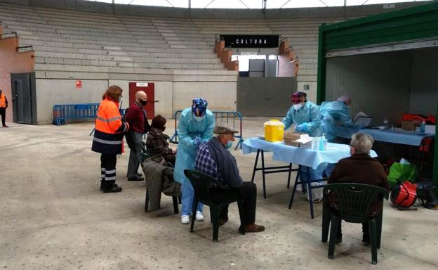 El Área de Salud empieza a vacunar a los mayores de 80 años en el multiusos