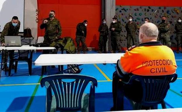 Voluntarios de Protección Civil reciben un cursillo de desinfección contra la covid-19