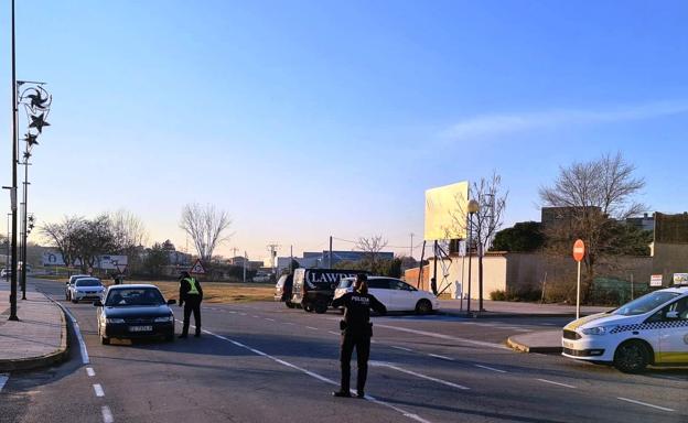 Un detenido por un presunto caso de violencia de género, siendo atendida la mujer por los servicios médicos