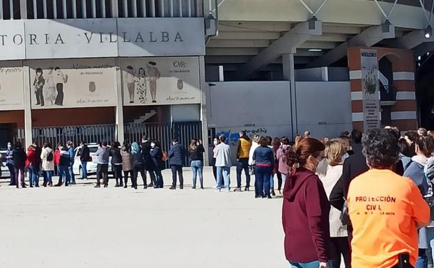 Colas ante el edificio multiusos para vacunarse contra la covid-19