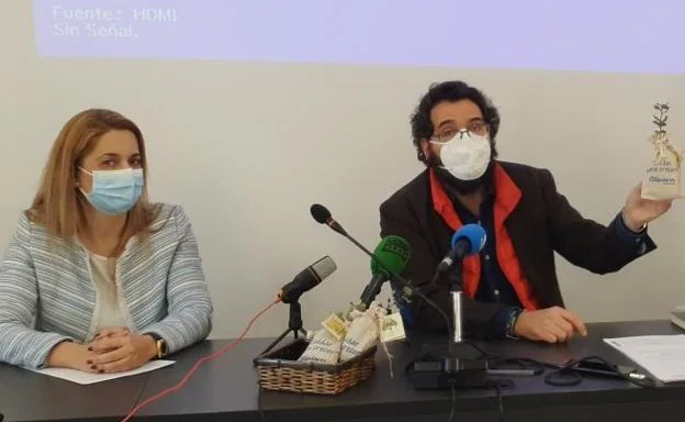 Nuria Camacho y Jaime Vega con el plantón que regalará el PP /MAM