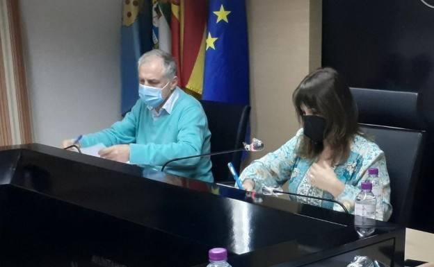 El pleno de marzo despide al secretario municipal, Isaac Valverde, que se jubila tras tres décadas en el Ayuntamiento