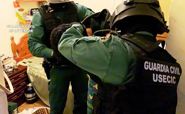 La Guardia Civil desarticula un grupo criminal dedicado al robo en viviendas con la detención de tres personas