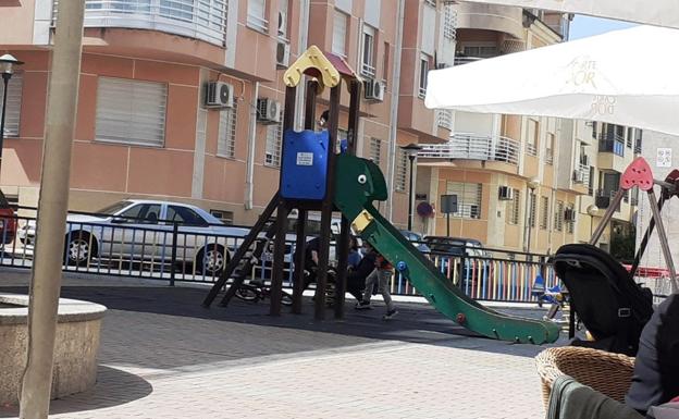 Los parques infantiles vuelven a abrirse, con críticas por su estado