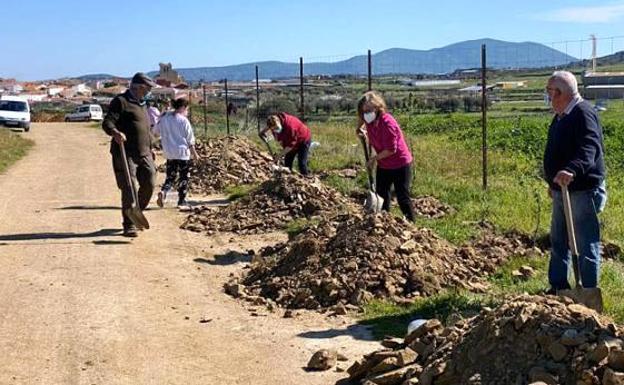 Vecinos de tres poblaciones plantan más de 400 árboles