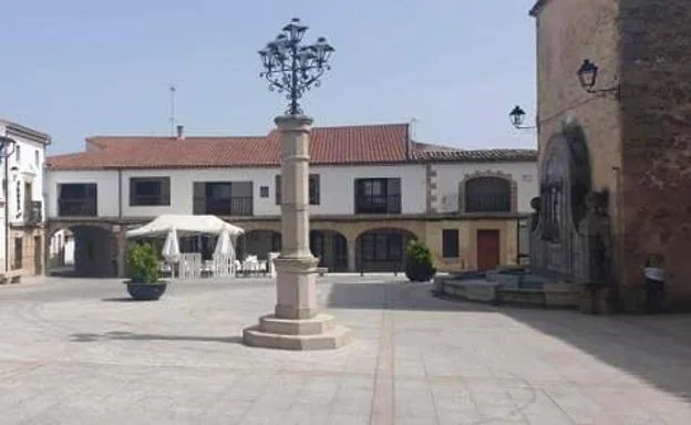 La plaza de España de Peraleda de la Mata ya es peatonal los fines de semana