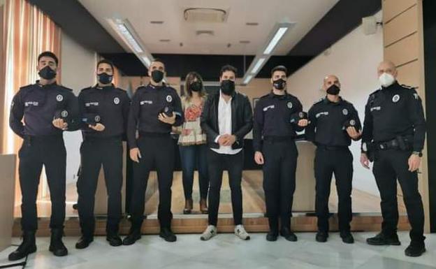 Los cinco nuevos agentes de la Policía Local juran sus cargos