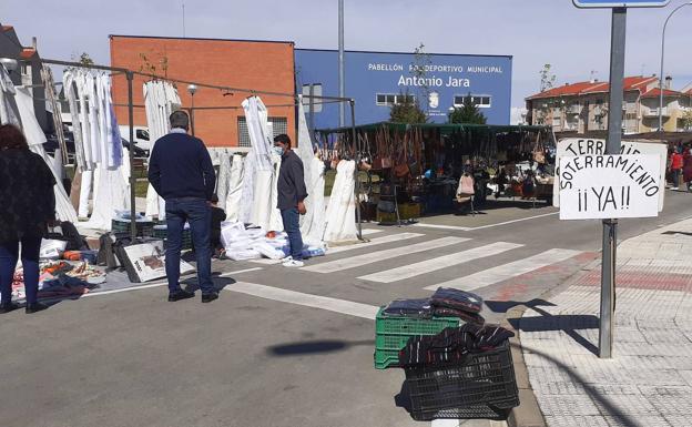 VOX pide más control de los puestos que se instalan en el mercadillo y que se limpien al terminar la jornada