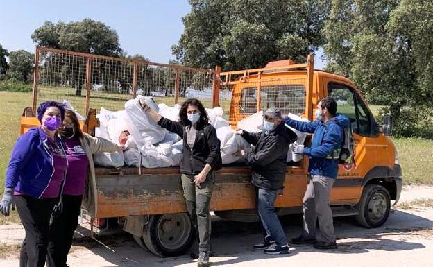 Voluntarios recogen 500 kilos de basura junto al pantano en Peraleda de la Mata