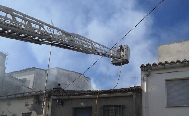 Los bomberos del SEPEI apagan un incendio en una vivienda desocupada en Belvís de Monroy