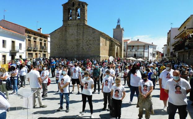 Cerca de 200 personas se concentran en Bohonal de Ibor pidiendo respuestas a la ausencia de Rosalía