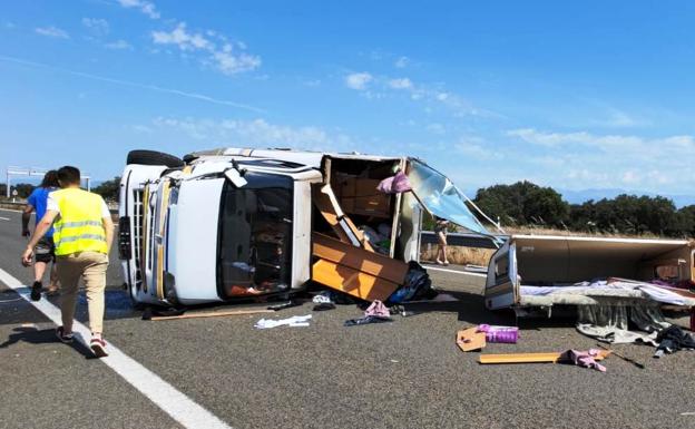 El vuelco de una autocaravana provoca el corte de la autovía EX-A1