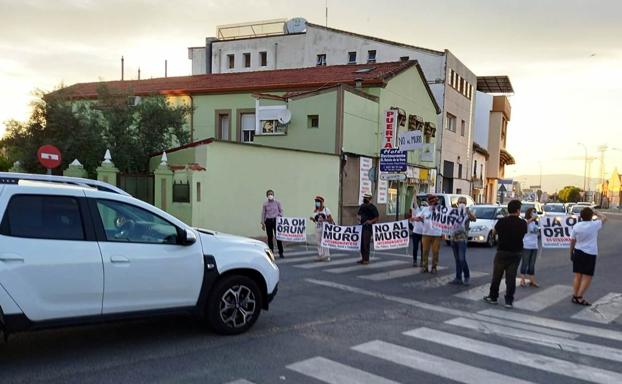 No al Muro corta el tráfico junto al paso a nivel para reivindicar el soterramiento del tren de alta velocidad