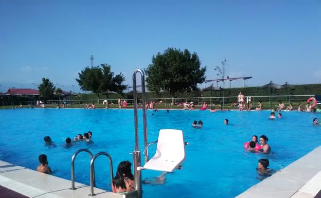 El lunes se abrirá la piscina municipal, con su antiguo horario, de 12,00 h. a 21,00 h., y los mismos precios