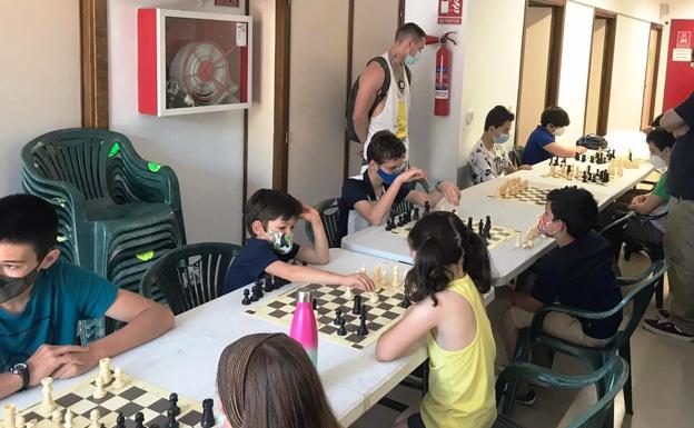 El jugador local Rodrigo Fernández, de 11 años, tercero en el Torneo de Ajedrez de la Feria del Libro