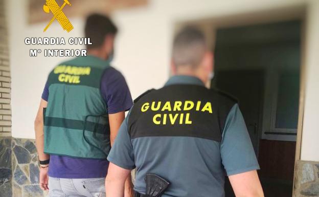La Guardia Civil detiene a dos jóvenes vecinos, de 19 y 22 años, por el robo en una vivienda