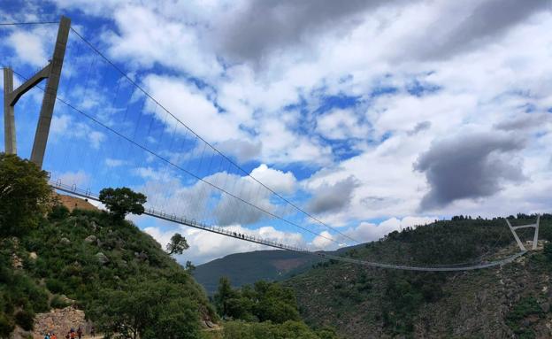 El Centro Excursionista recorre el puente peatonal más largo del mundo