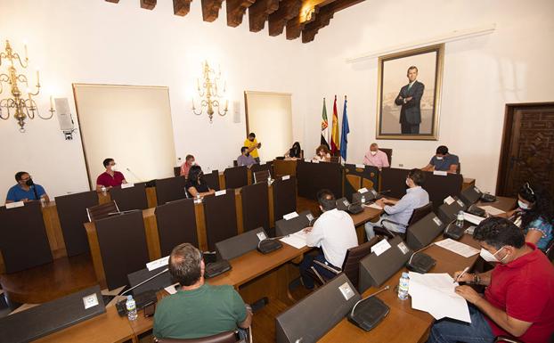 El presidente de la Diputación firma convenios con los 14 grupos de acción local de la provincia y con REDEX
