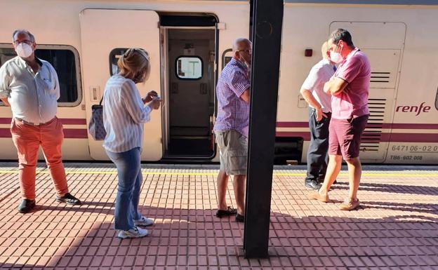 Un altercado protagonizado por una pasajera, tras quitarse la mascarilla, obliga a detener media hora un tren en Navalmoral