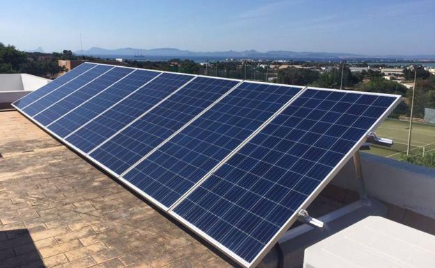 Extremeños propone colocar paneles fotovoltaicos en los edificios públicos para reducir la factura eléctrica