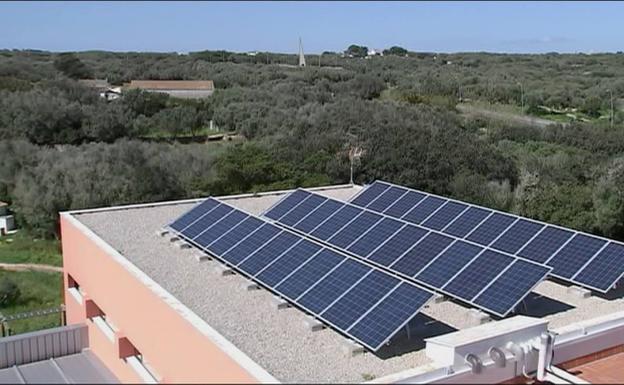 Extremeños propone colocar paneles fotovoltaicos en los edificios públicos para reducir la factura eléctrica