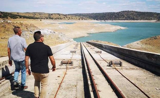 Adenex asegura que el nivel de Valdecañas sufre «bruscos descensos»