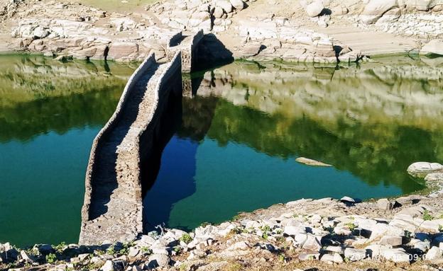 La bajada de Valdecañas hace aflorar más tesoros arqueológicos sumergidos