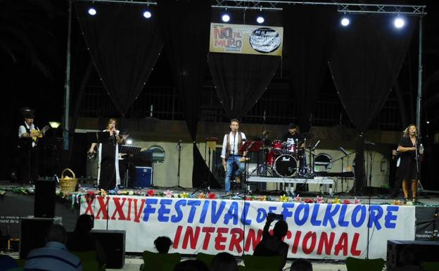Baile y música contra el calor en el parque municipal