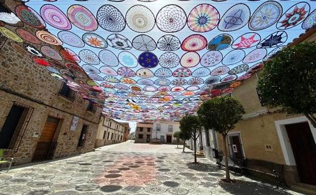 Los vecinos de Villar del Pedroso engalanan las calles con 600 parasoles
