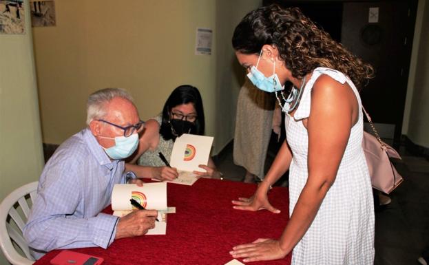 Eladio Sanjuán presenta un cuento benéfico, 'El país de las golosinas'
