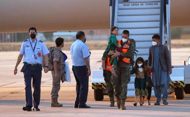 Navalmoral y Mérida acogen a cuatro familias de refugiados afganos