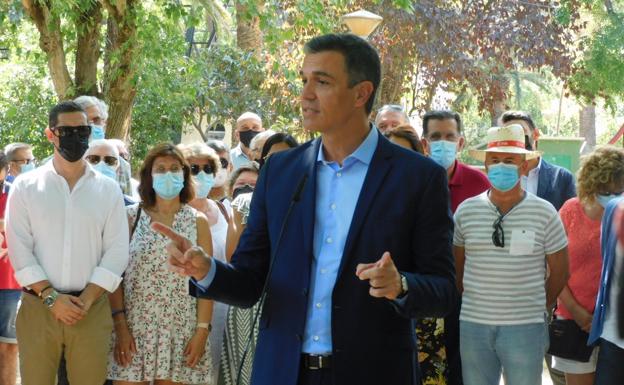 Vítores y aplausos y abucheos e insultos en el paso de Pedro Sánchez por Navalmoral