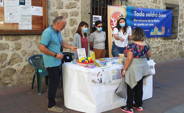 Feafes Navalmoral celebra en la calle el XXIII Día Mundial de la Salud Mental