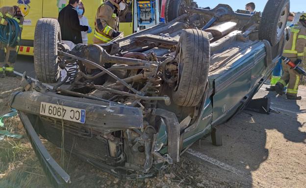 Herido el conductor de un turismo que volcó cerca de Peraleda de San Román