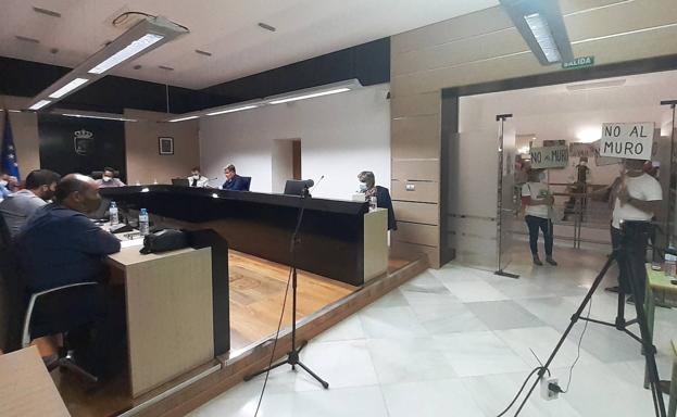 La plataforma No al Muro hace llegar sus reivindicaciones al pleno