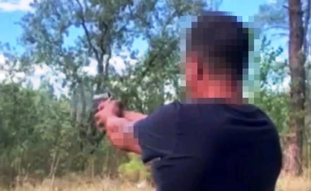 Investigan a un vecino de Navalmoral tras publicar un vídeo disparando una pistola sin licencia