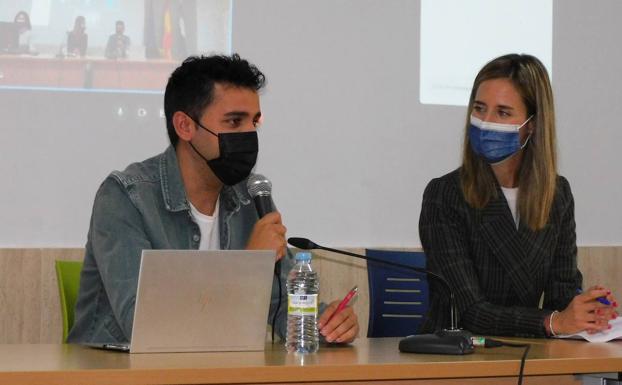 El creador de La Casa de las Carcasas 'padrino' de la inauguración del nuevo curso en el instituto Augustóbriga