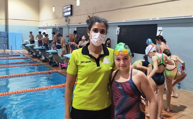 La nadadora local Lucía Carvajal participa en una concentración alevín a nivel regional