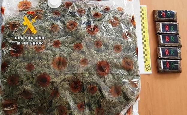 Tres detenidos tras saltarse un control policial y arrojar por la ventanilla del vehículo la droga que transportaban