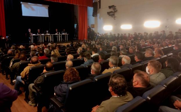 Los tabaqueros anuncian nuevas tractoradas en la A-5 y paralizarán la entrega a Cetarsa como protesta por la situación del sector