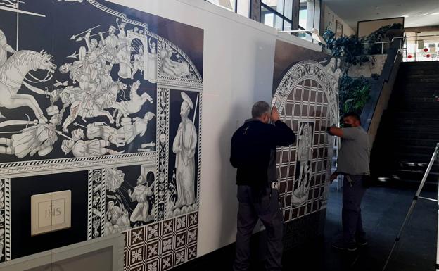 El retablo esgrafiado de Peraleda de la Mata se expone en la Universidad de Salamanca