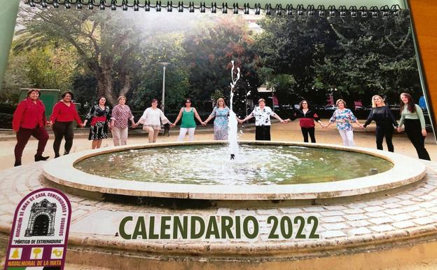 La asociación de amas de casa lanza un nuevo calendario solidario, este año con la isla de La Palma
