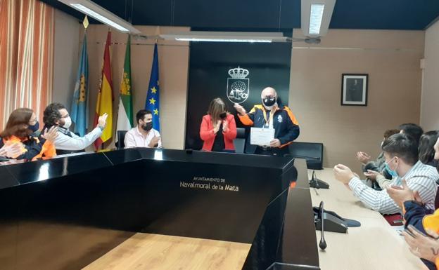 Eduardo Juliench recibe un reconocimiento por sus 30 años como voluntario de Protección Civil