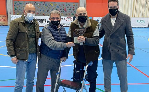 Enrique Álvarez y Carlos Esteban reciben el premio 'Compromiso' de la Federación Extremeña de Baloncesto