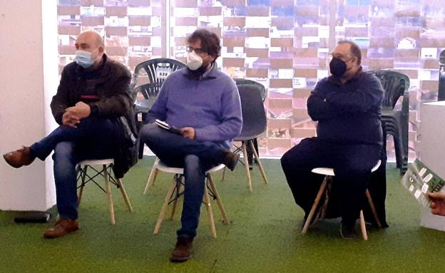 Cacereños por Cáceres se presenta en Navalmoral en una tertulia de la asociación cultural Objetivo Areté