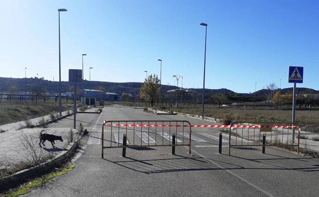 Las calles de la urbanización Los Viñazos se cierran al tráfico para evitar vertidos incontrolados