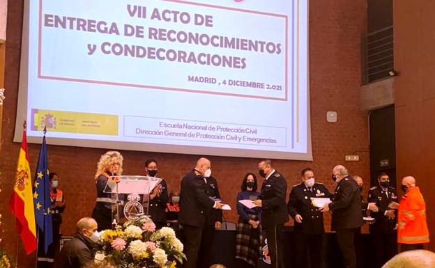 Eduardo Juliench recibe, en nombre de las agrupaciones de Cáceres, una placa de reconocimiento a Protección Civil