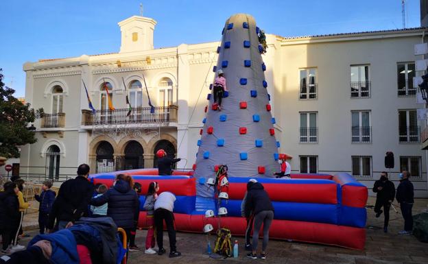 La I Semana de la Actividad Física se despide con la presencia de un rocódromo hinchable
